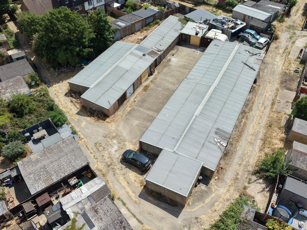Lot: 76 - GARAGE SITE WITH POTENTIAL - High level drone footage from northern end